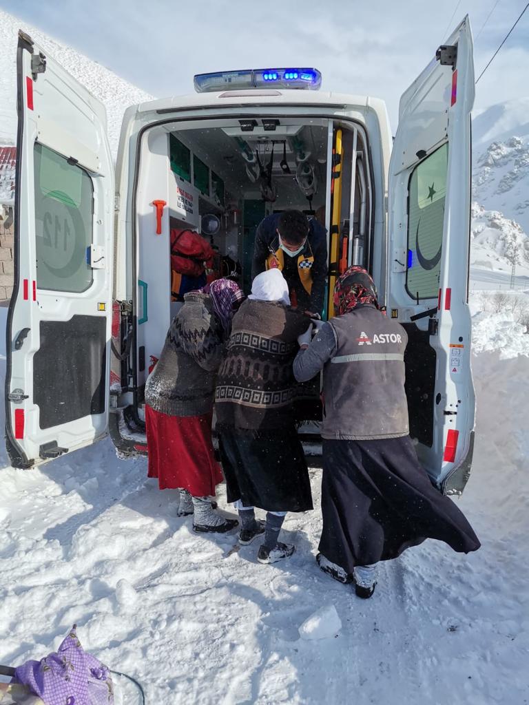 Yolu Kardan Kapanan Köydeki Hastaya Ambulans Yetişti 